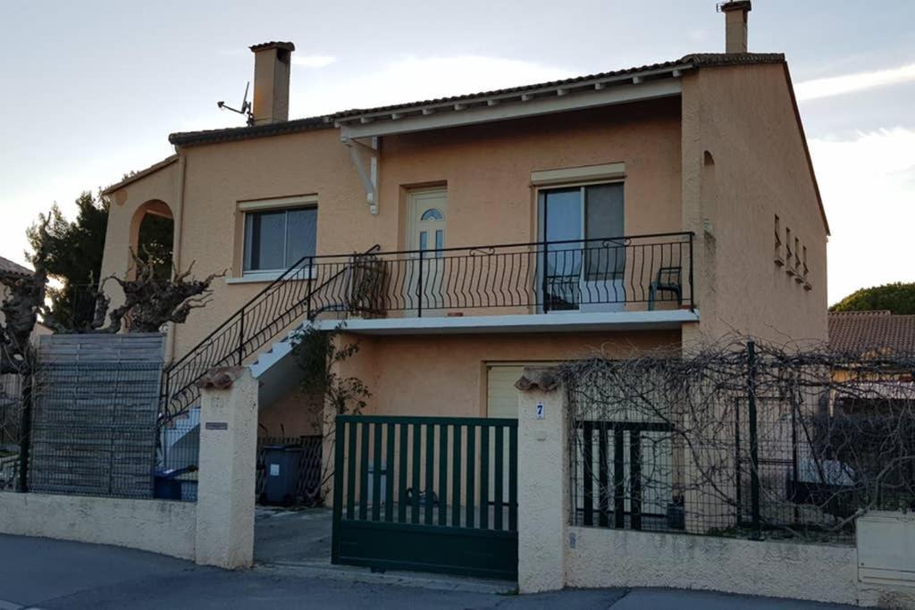 Un Charmant Logement Apartment Aigues-Mortes Ngoại thất bức ảnh